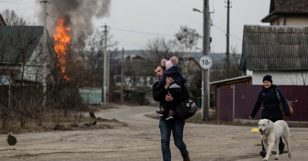 Los residentes que huyen de la ciudad cerca de Kiev atrapados en los bombardeos
