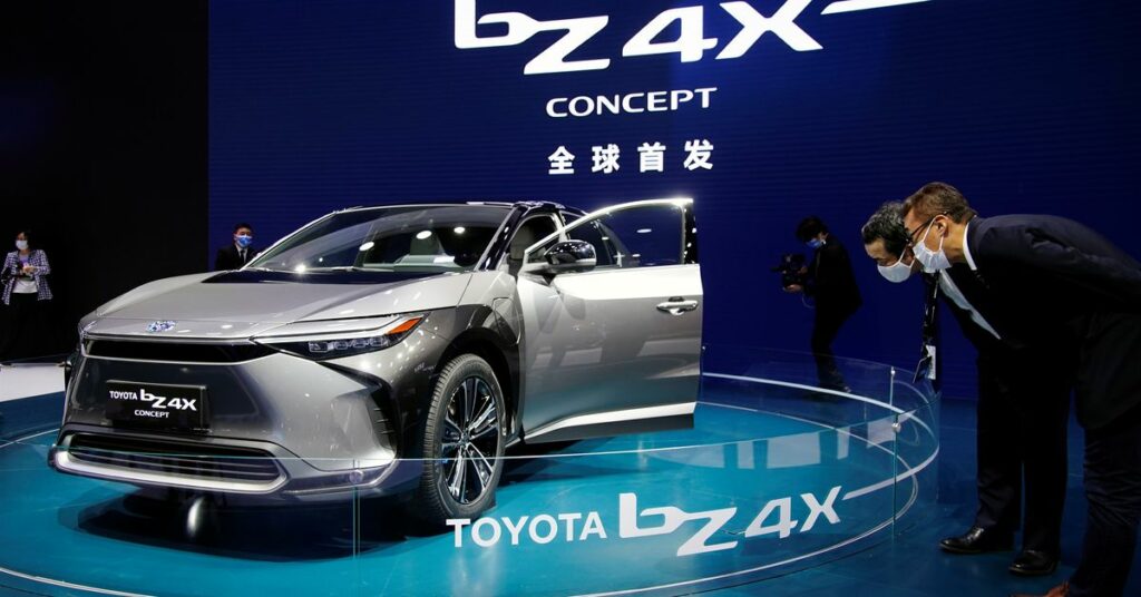 Las acciones de Toyota y Subaru caen debido a los retiros "vergonzosos" de los primeros vehículos eléctricos