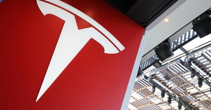 Tesla demandó a ex empleados por "despido masivo"