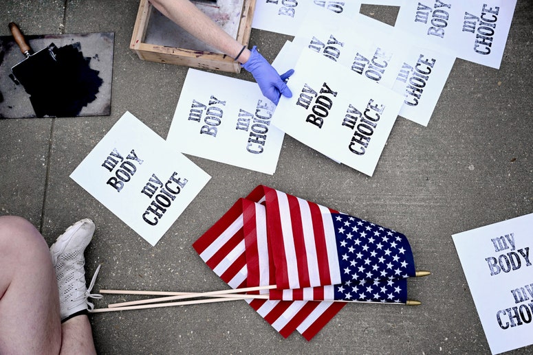 Manifestantes a favor del derecho a decidir hacen carteles de protesta frente a la Corte Suprema de EE.UU.