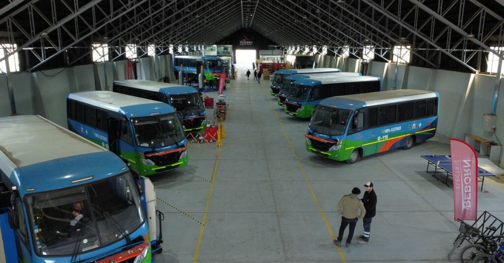 Primera fábrica de buses eléctricos de Chile busca aliviar dependencia de combustibles fósiles
