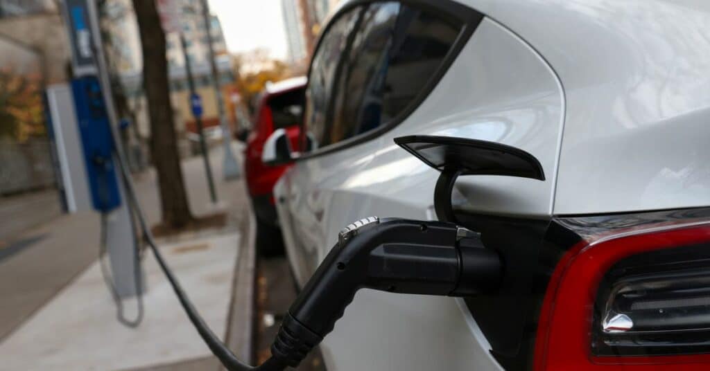 Las baterías de vehículos eléctricos de estado sólido podrían reducir aún más las emisiones de carbono, dice el grupo climático