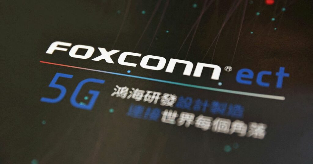 Taiwán evalúa multar a Foxconn por invertir en chips chinos