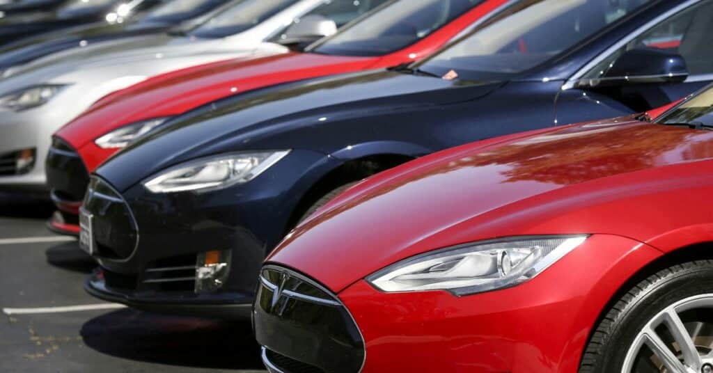 Tesla quiere videos de sus autos chocando contra muñecos de niños derribados por el grupo de seguridad