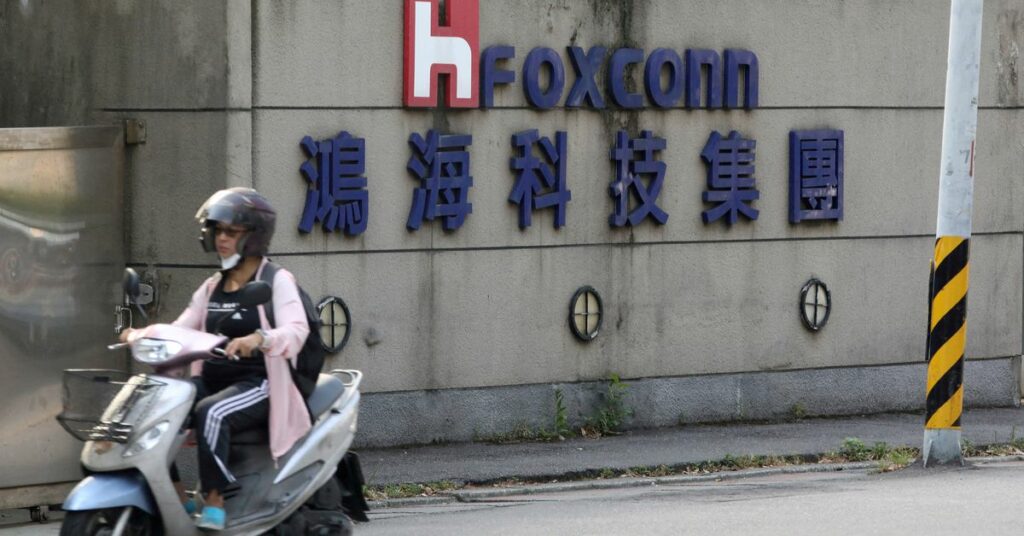 El proveedor de Apple Foxconn invertirá $ 300 millones más en el norte de Vietnam, informaron medios estatales