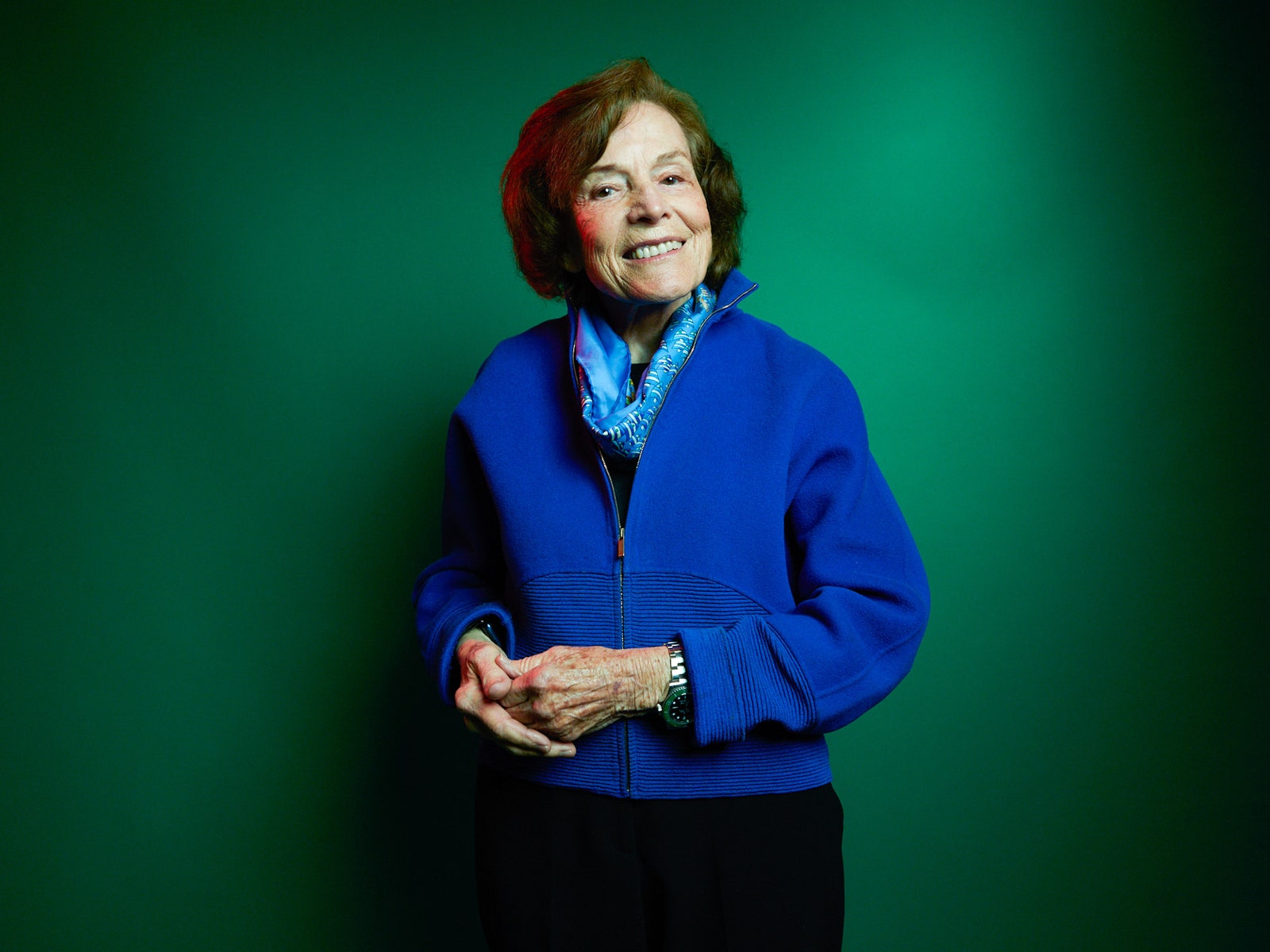 Retrato de Sylvia Earle contra un fondo verde