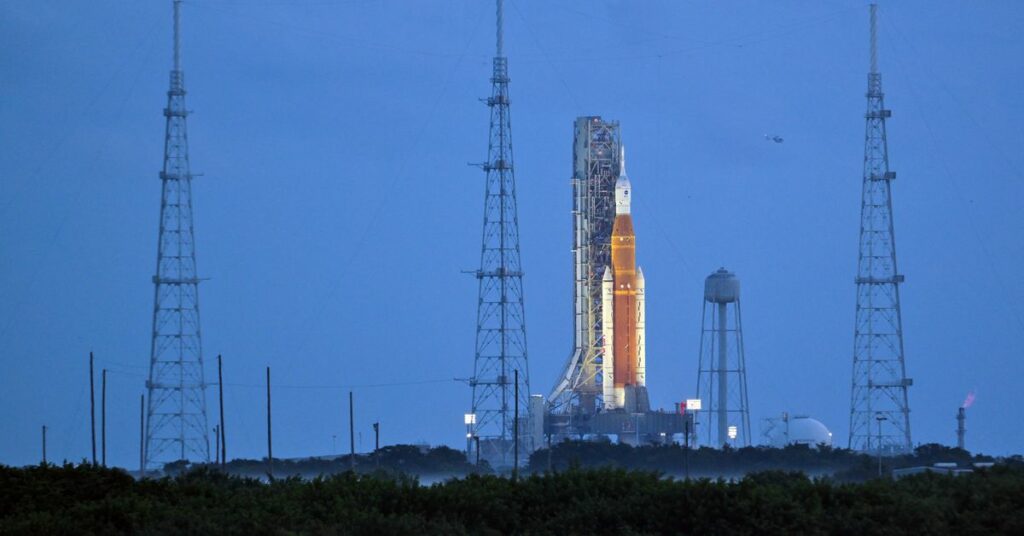 Fuga de combustible para retrasar semanas el primer lanzamiento del cohete lunar Artemis de la NASA
