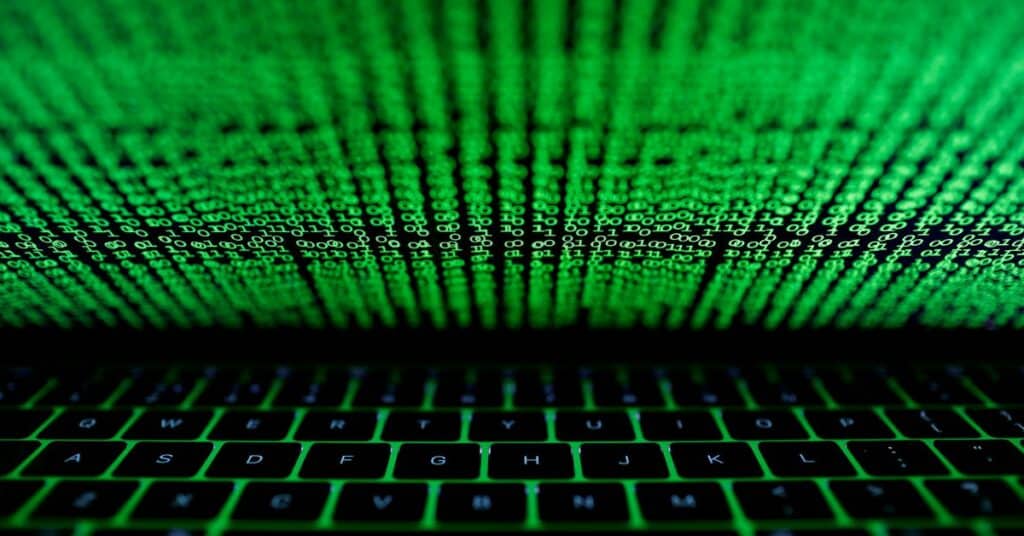 Factbox: qué hacer si fueras víctima de un hacker corporativo