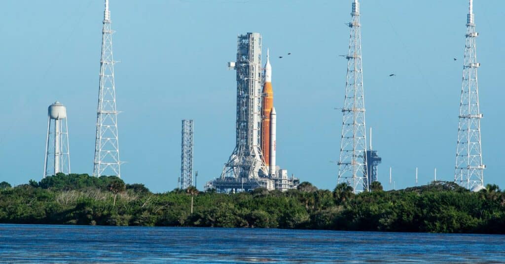 El cohete gigante con destino a la luna de la NASA está conectado a tierra para reparaciones