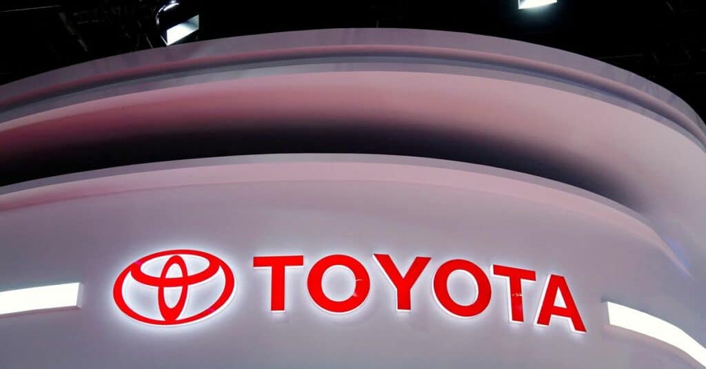 Toyota comenzará a vender un pequeño sedán eléctrico en China a finales de este año: fuentes