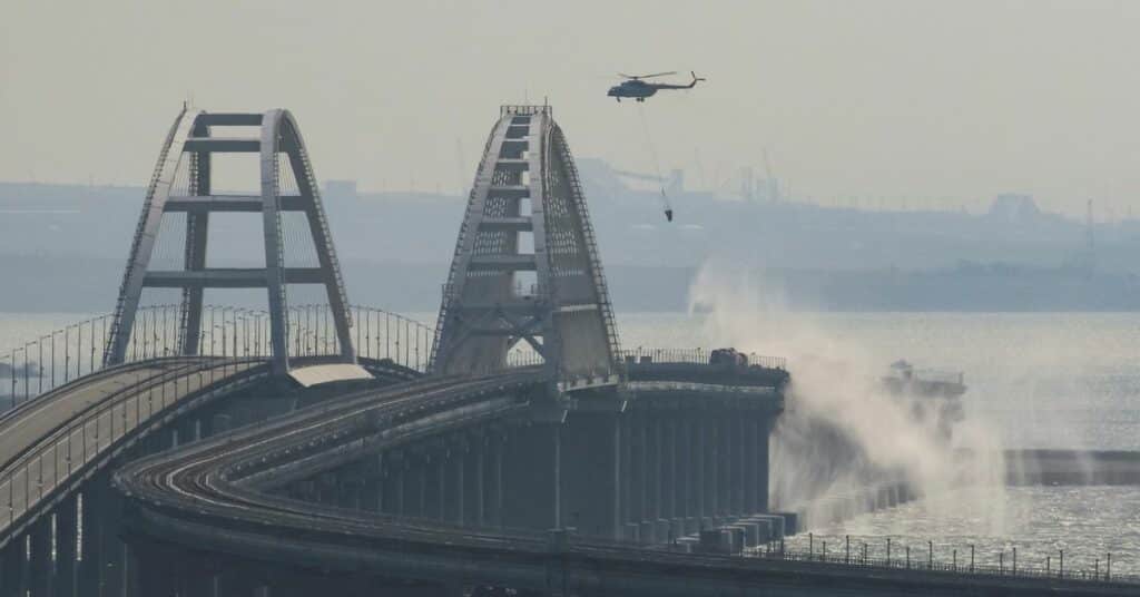 Factbox: FACTBOX Explosión del puente de Crimea: por qué es importante el puente y qué le sucedió