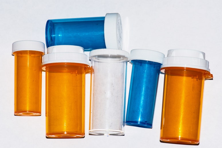 Envases de medicamentos vacíos en diferentes tamaños y colores.
