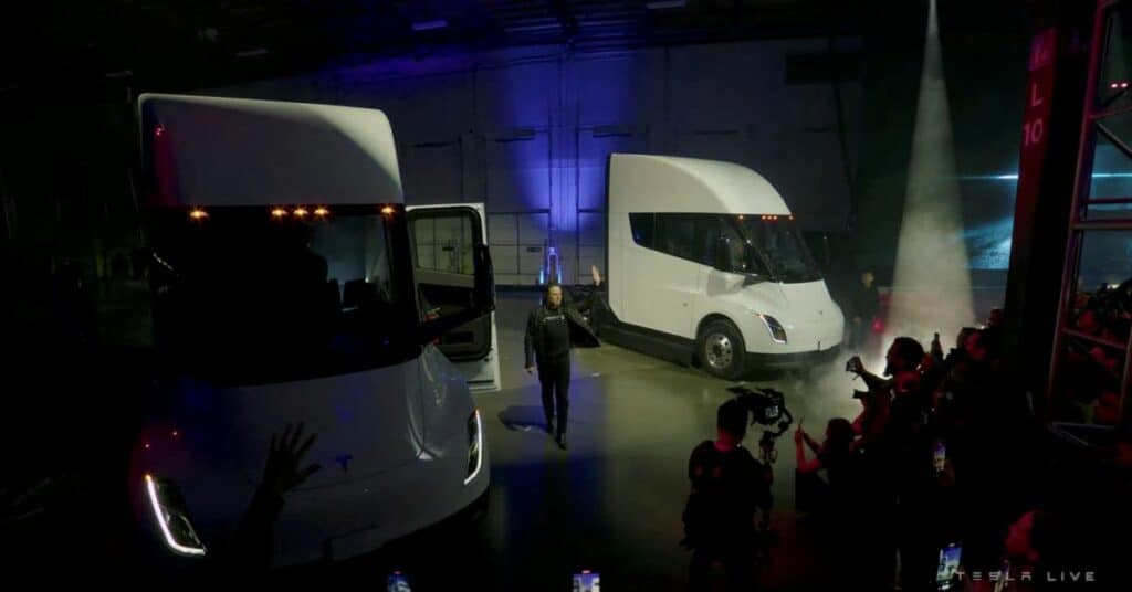 Musk entrega el primer camión Tesla, pero no hay actualizaciones de producción o precios