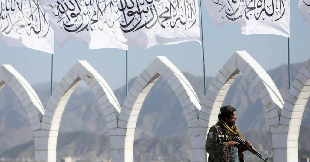 Los talibanes prohíben el personal femenino de las ONG, lo que pone en peligro los esfuerzos de ayuda