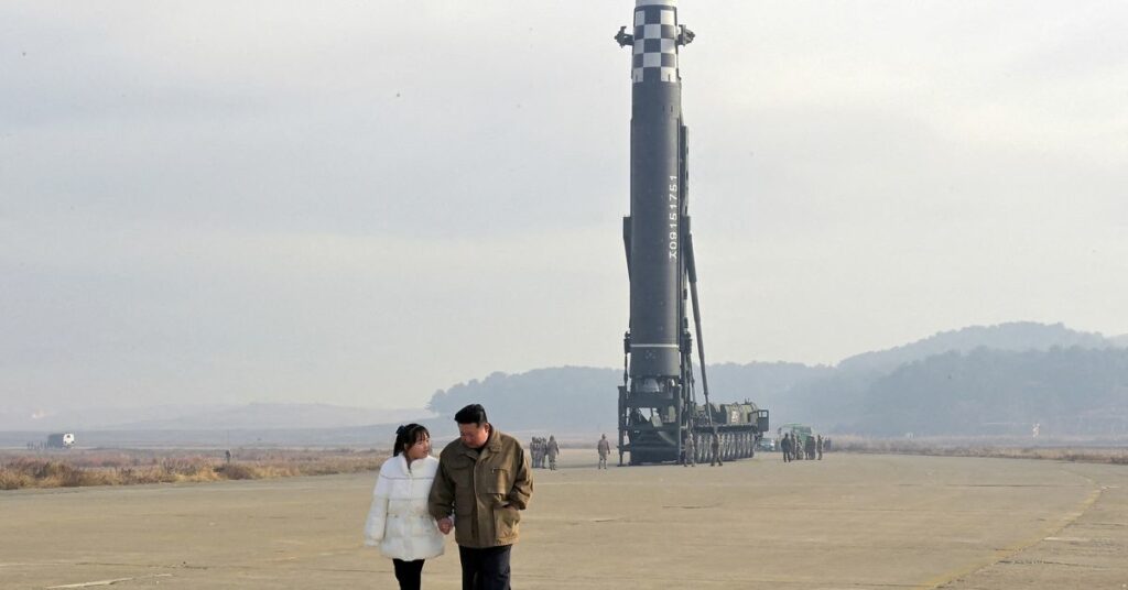 El programa de armas de Corea del Norte desafía el brote de COVID y llega a un "territorio desconocido"