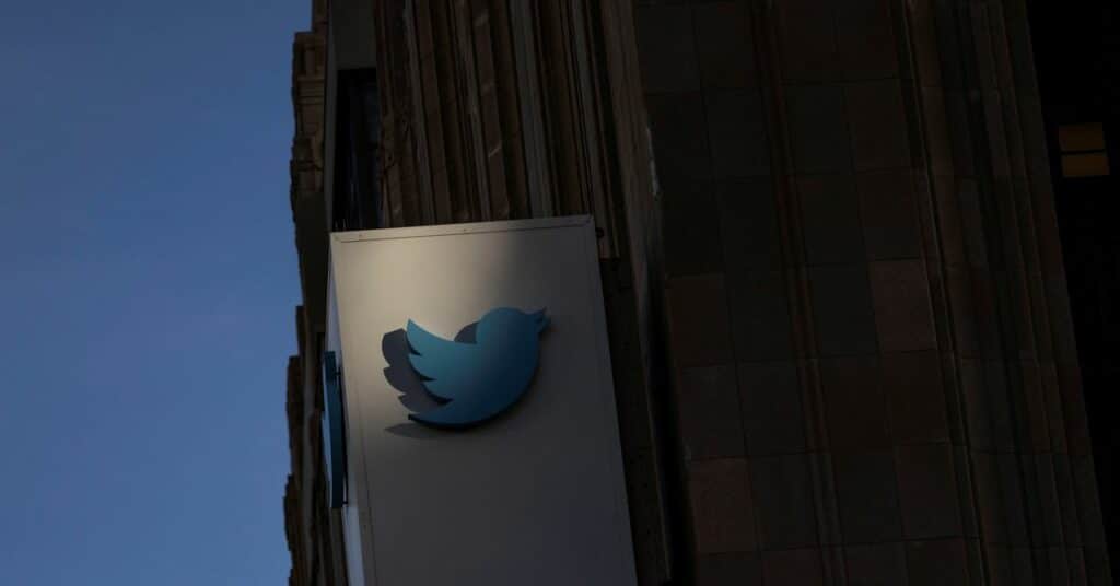 El principal oficial político global de Twitter se va mientras continúan los despidos