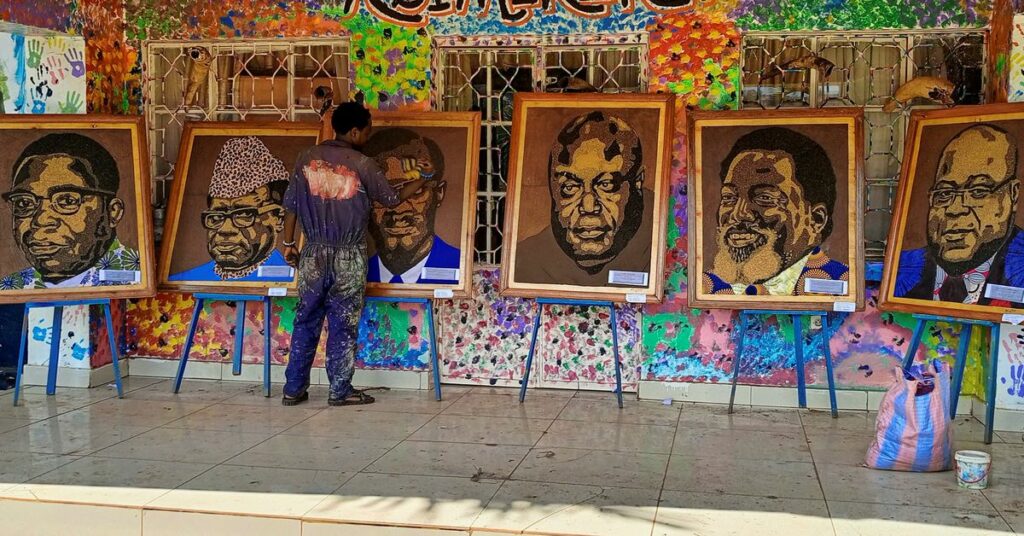 Artista congoleño pinta retratos de políticos en plástico