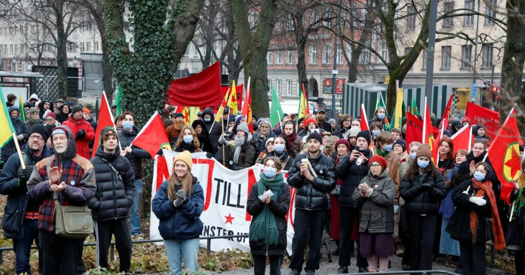 Las protestas en Estocolmo, incluida la quema del Corán, atraen la condena de Turquía