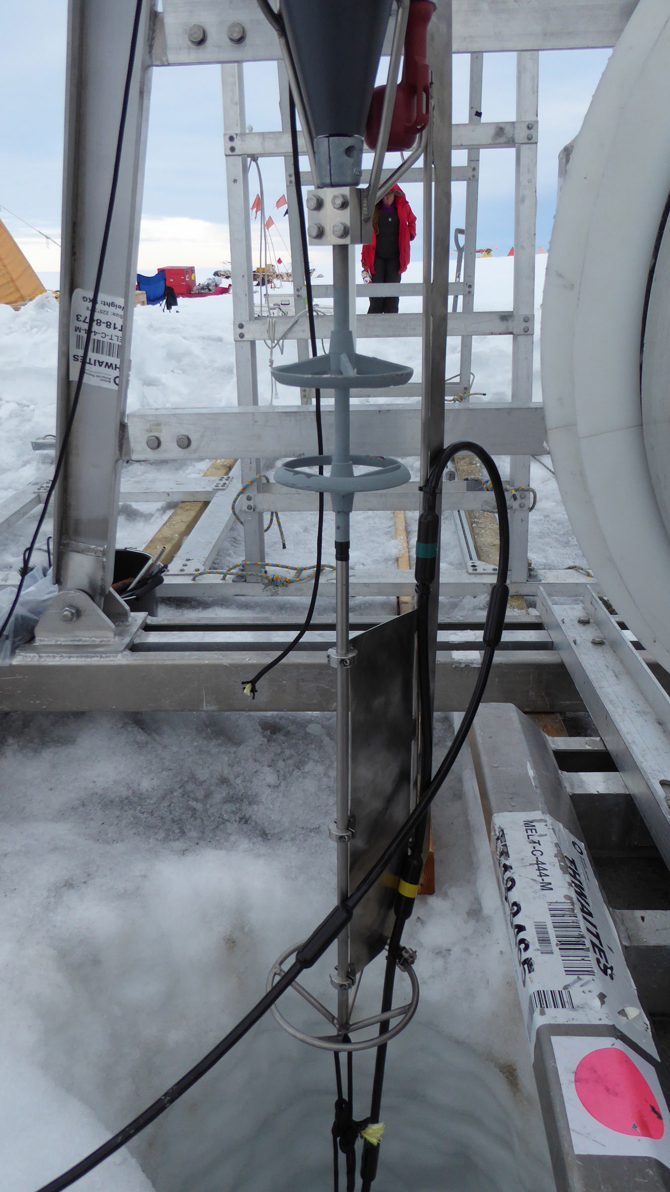 Perforación con agua caliente del pozo en la Antártida