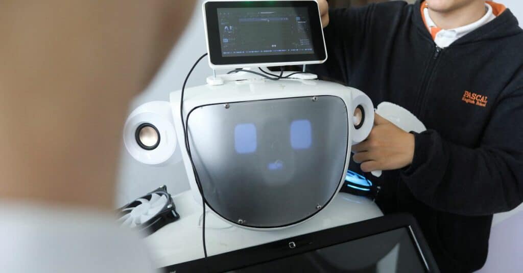 ¡Hola AIstein!  Robot con ChatGPT sacude las aulas en Chipre