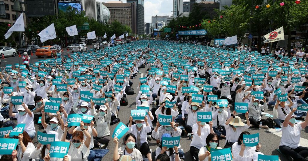 South Korean nurses hold a protest after Yoon vetoes nursing bill