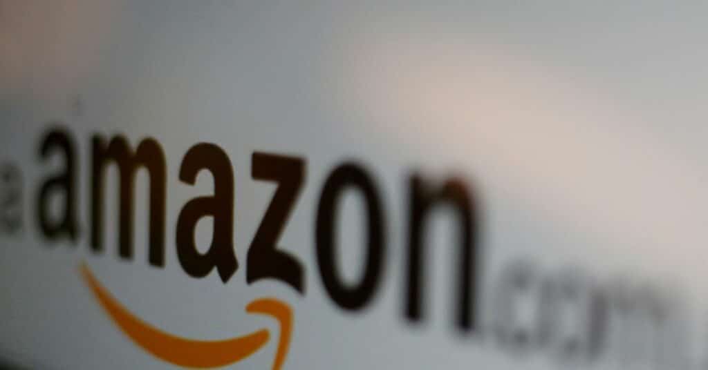 Amazon lidera las caídas en discrecional, las empresas de transmisión superan