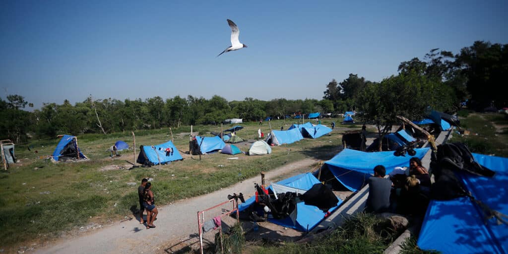 La nueva política de asilo de Biden deja varados a algunos migrantes en la frontera con México