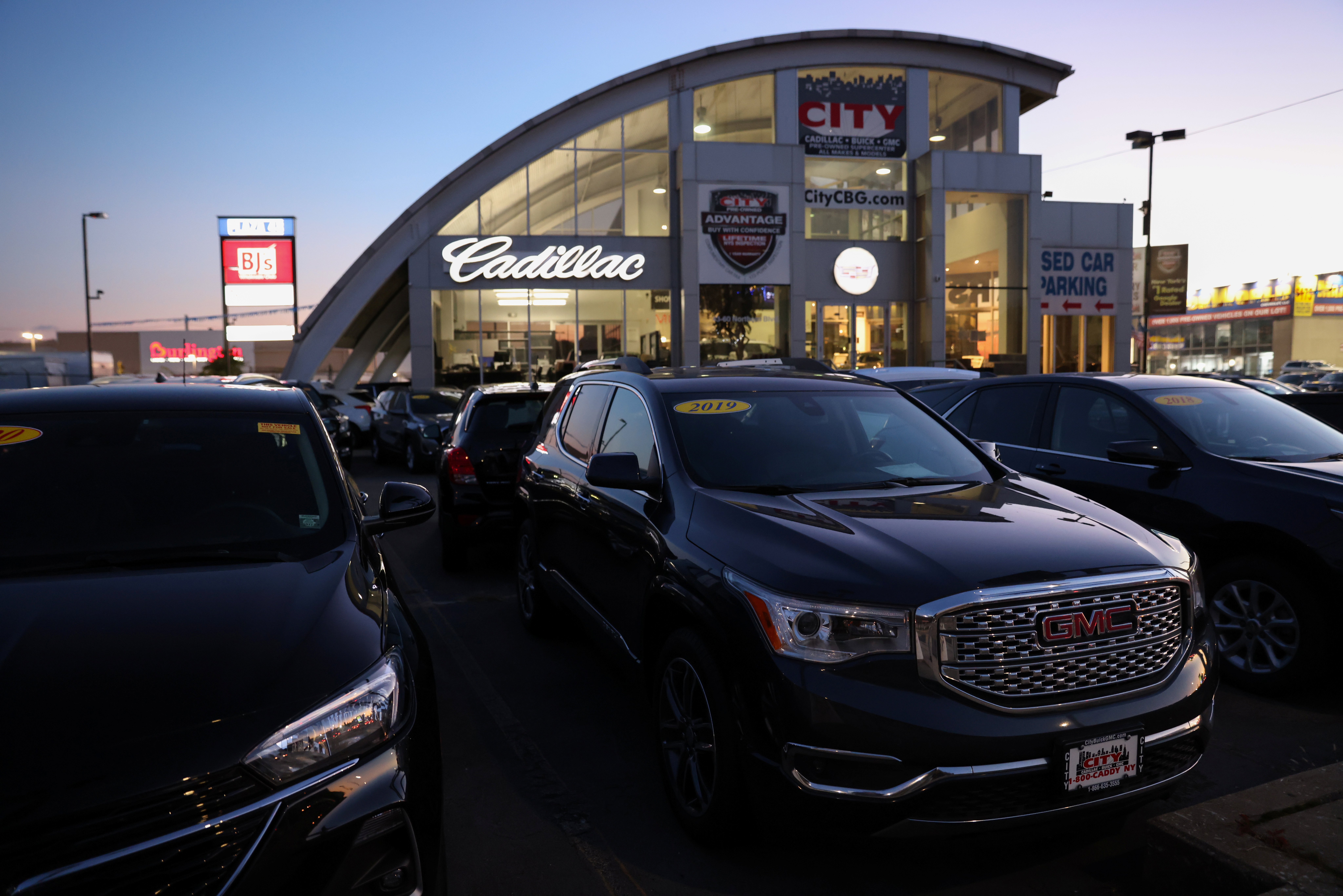 Vehículos de marcas de automóviles pertenecientes a General Motors Company se ven en un concesionario de automóviles en Queens, Nueva York