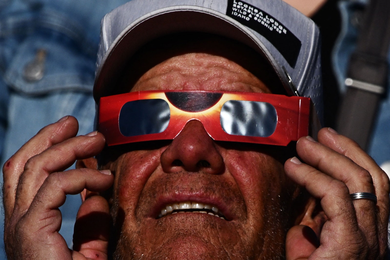 hombre mirando eclipse