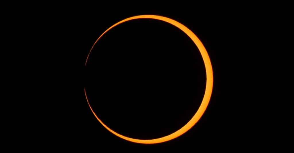 Un eclipse solar anular paraliza a multitudes en todo el continente americano