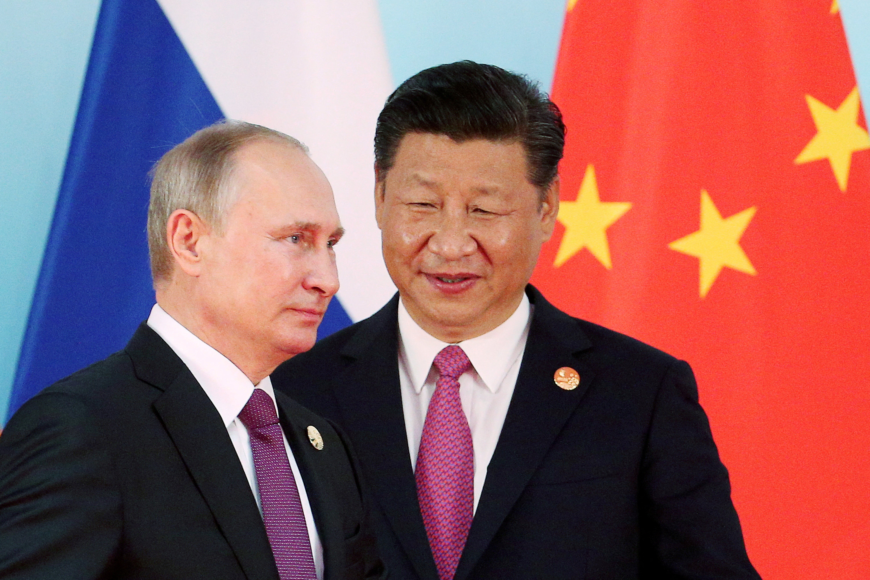 El presidente chino, Xi Jinping (derecha), junto al presidente ruso, Vladimir Putin, cuando llega para una fotografía de grupo durante la Cumbre de los BRICS en Xiamen.