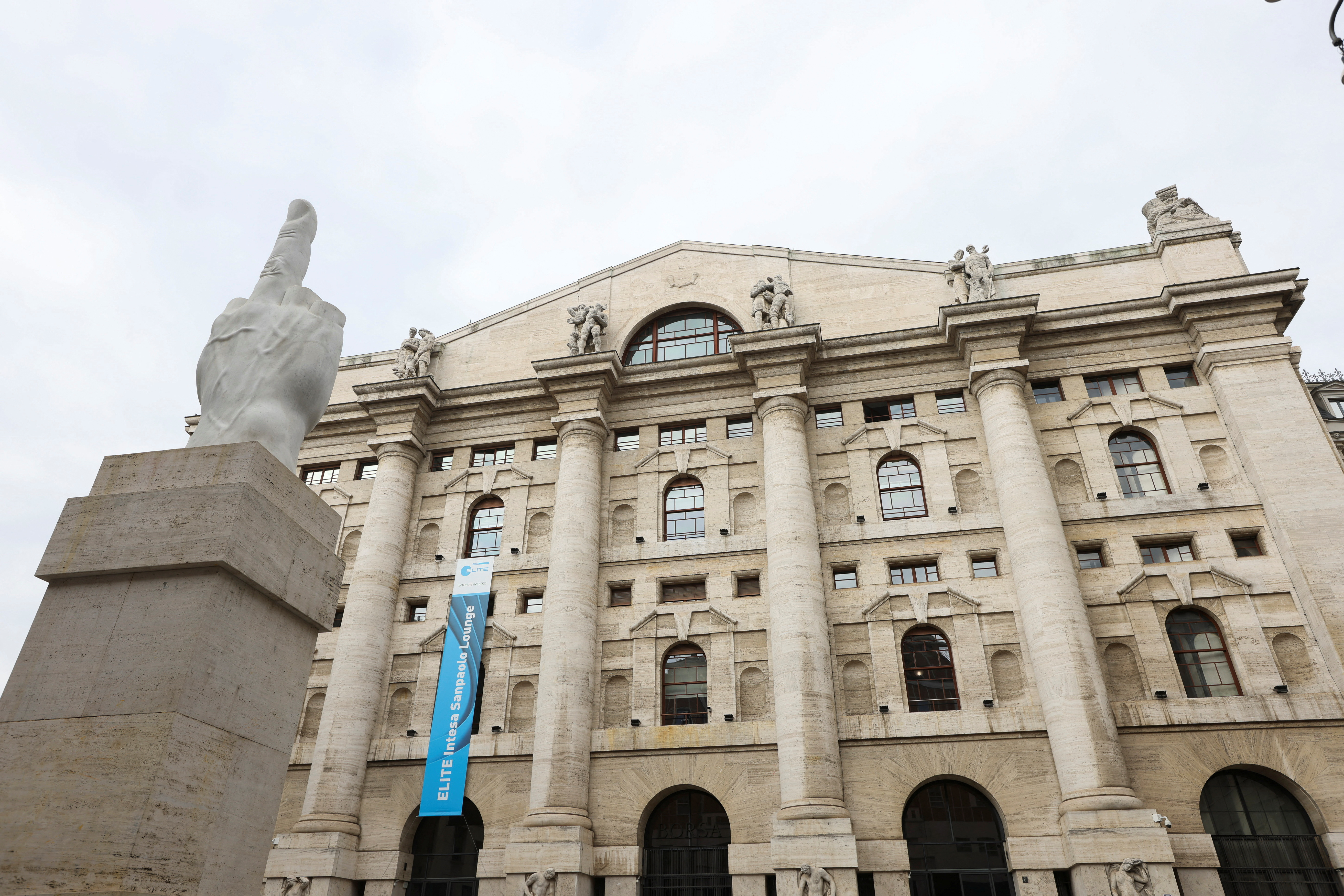 Una vista muestra el edificio de la Bolsa de Milán en el centro de Milán.