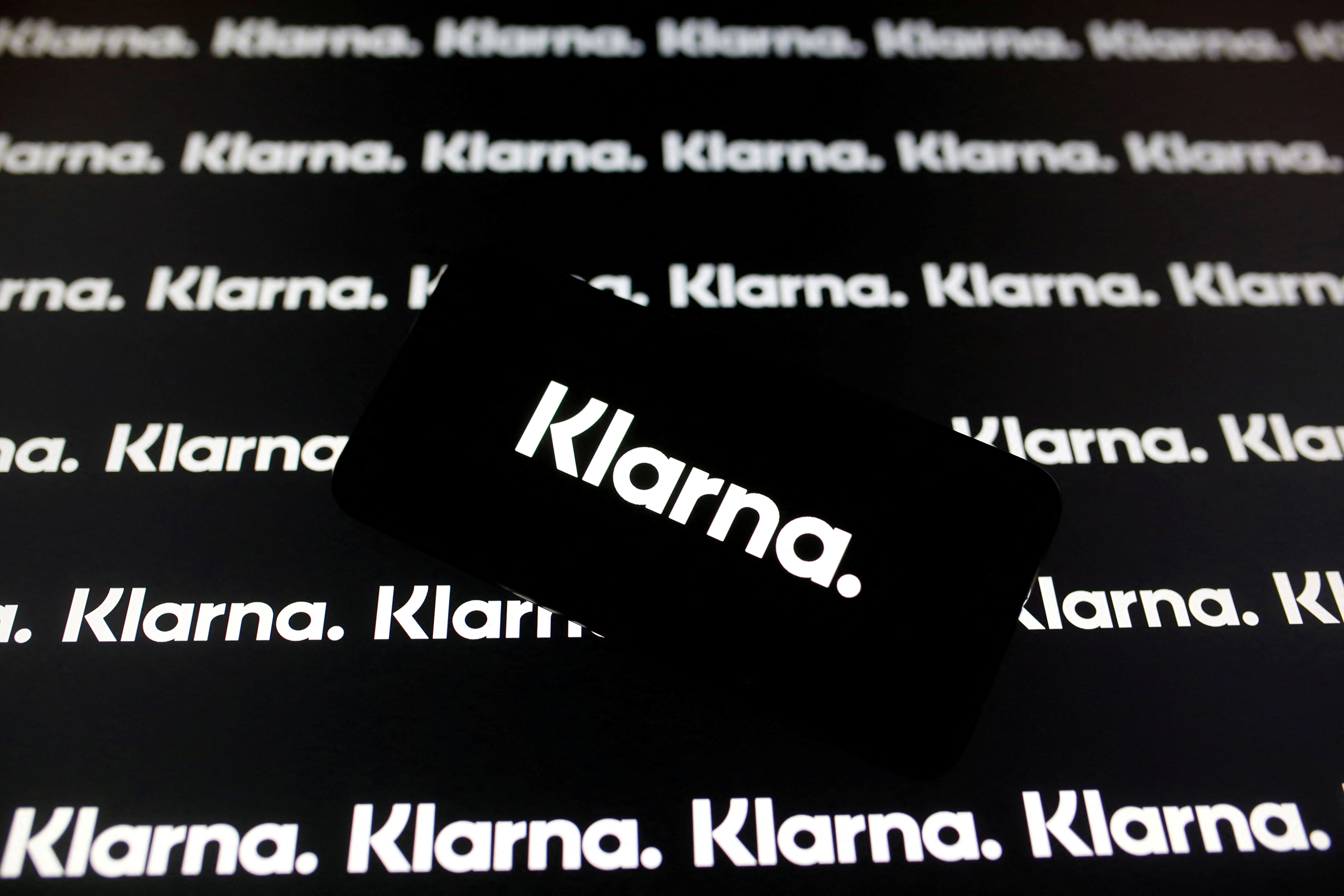 Un teléfono inteligente muestra el logotipo de Klarna en esta ilustración.