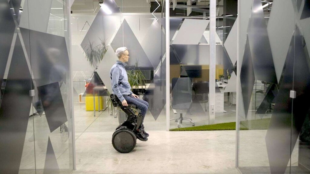 Esta increíble silla de ruedas inspirada en Segway te permite moverte erguido hasta a 20 km/h