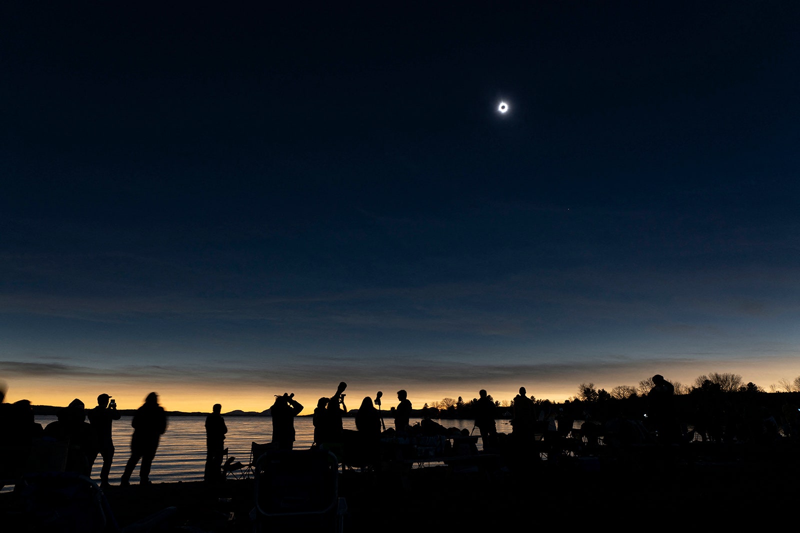 Fotografía que muestra la luna cubriendo el sol durante un eclipse solar total en Magog, Quebec, Canadá, el 8 de abril de 2024.