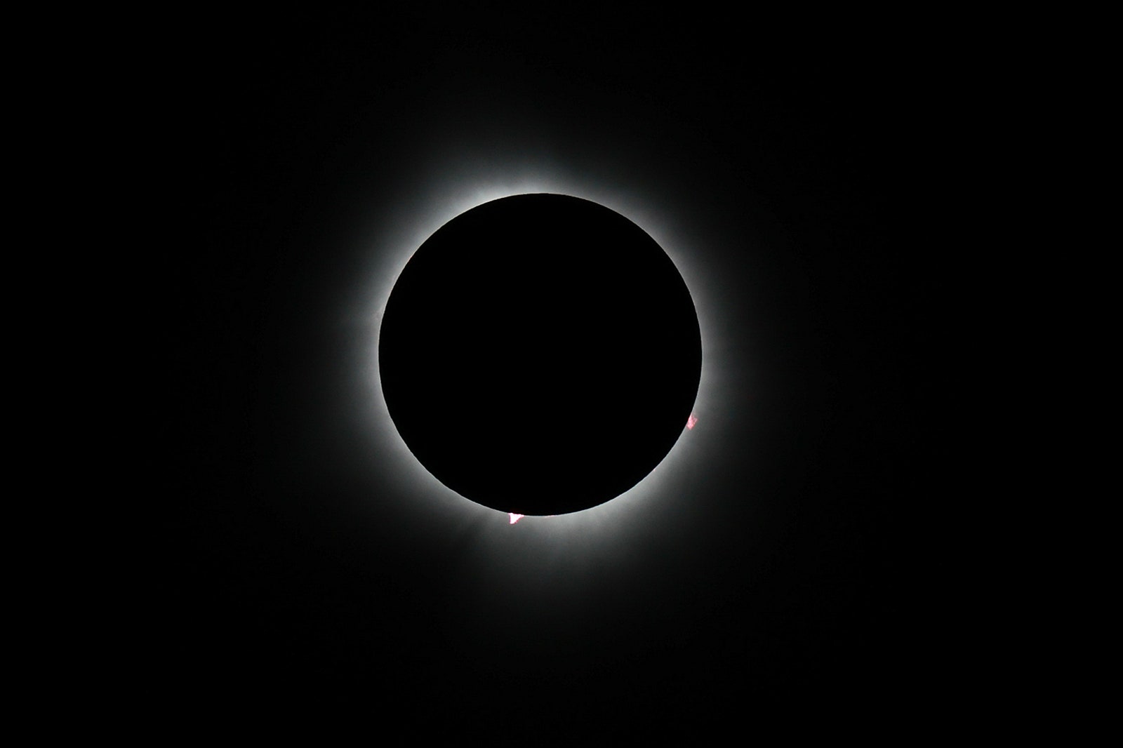 Foto de El sol alcanza su totalidad con protuberancias solares visibles durante el eclipse del 8 de abril de 2024 en Houlton Maine.